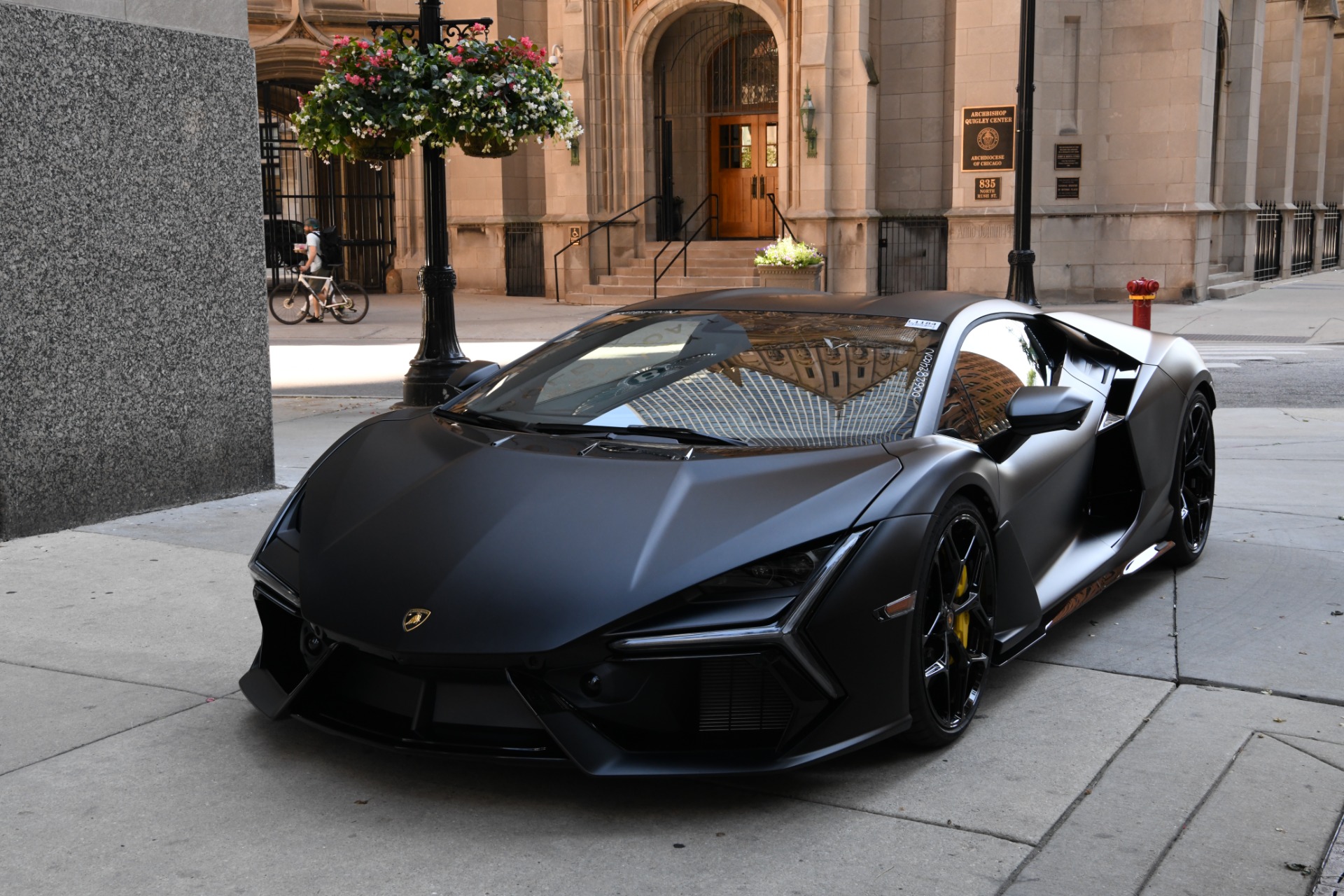 ランボルギーニ　レヴェルト2024年カレンダー LAMBORGHINI REVUELTO • 2024 calendar :: Behance