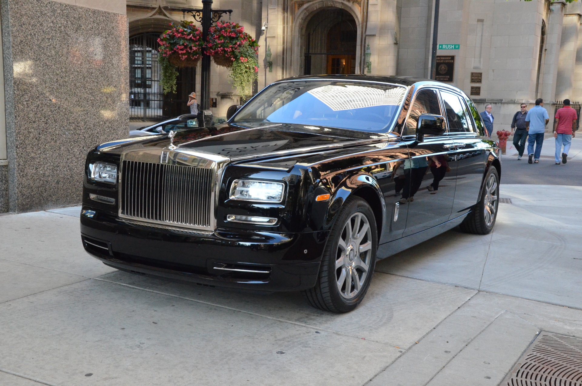 洋書 ROLLS ROYCE IN AMERICA Rolls-Royce Cars and SUVs: Reviews, Pricing, and Specs