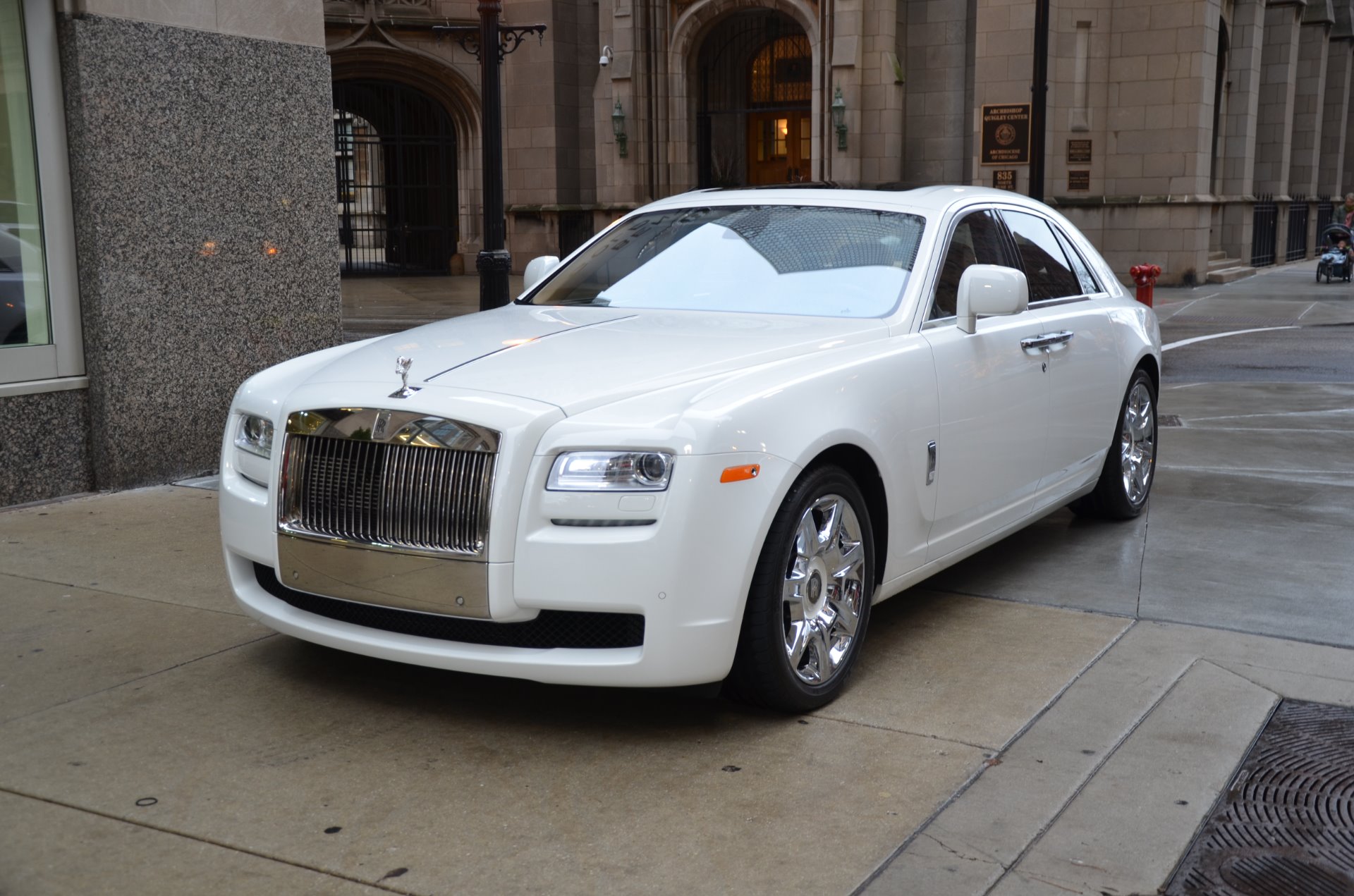 Белый роллс. Rolls Royce Phantom 2011. Rolls Royce Ghost. Rolls Royce Ghost 2011. Rolls Royce Ghost 2005.