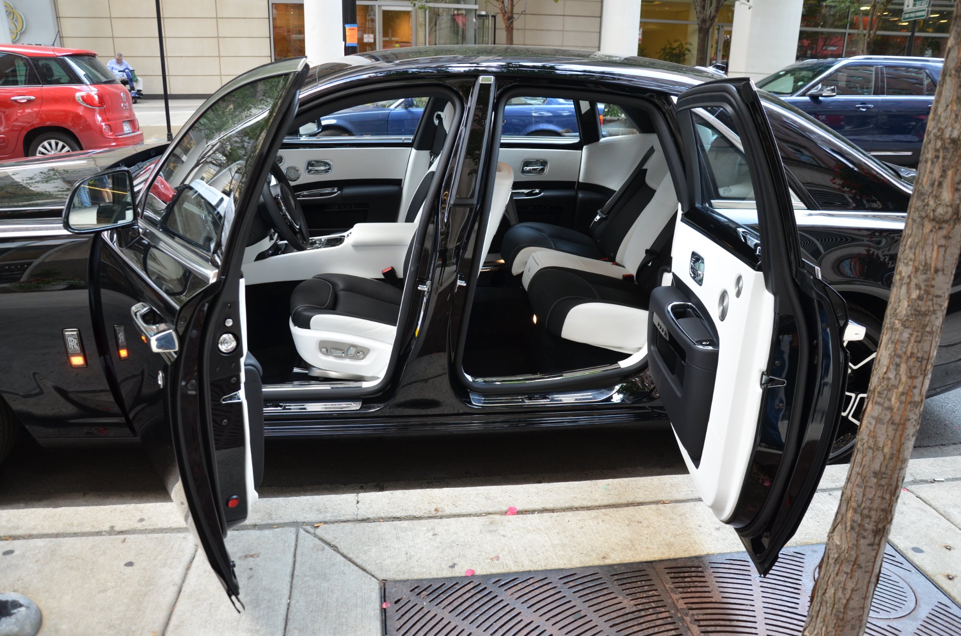 Ngắm RollsRoyce Ghost với nội thất độc đáo tại Hà Nội  Blog Xe Hơi Carmudi