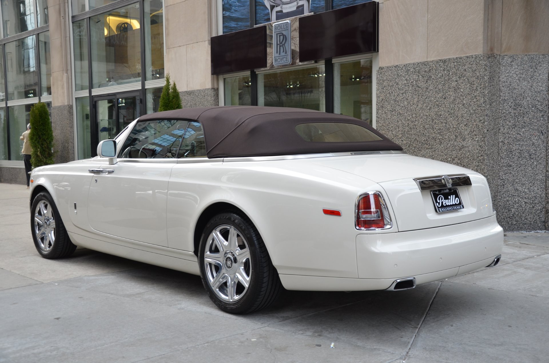 Giá xe Rolls Royce Phantom Drophead 2023  Đánh giá Thông số kỹ thuật  Hình ảnh Tin tức  Autofun