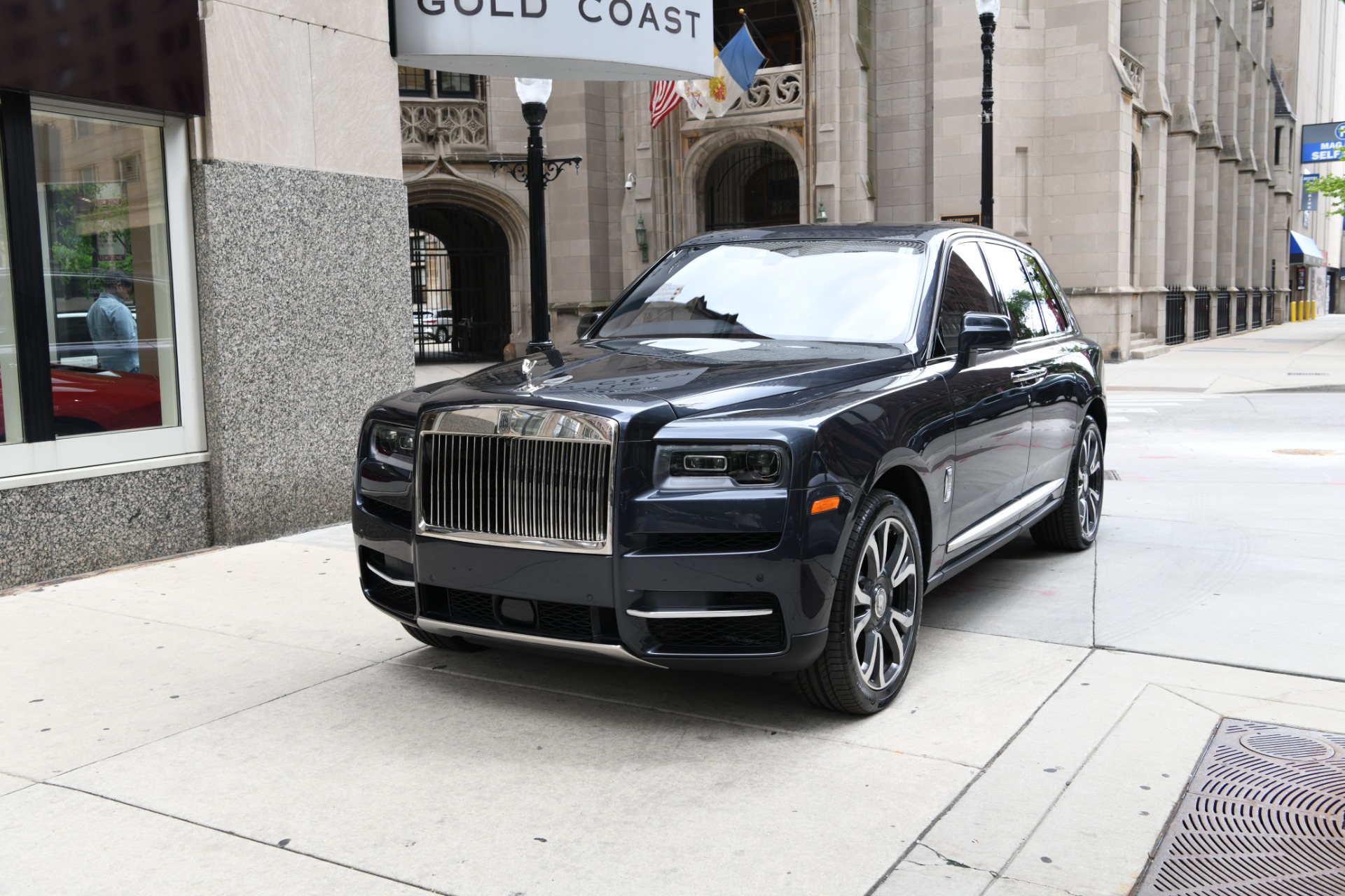 Cận cảnh RollsRoyce Cullinan 5 chỗ độc đáo vừa cập cảng Việt Nam