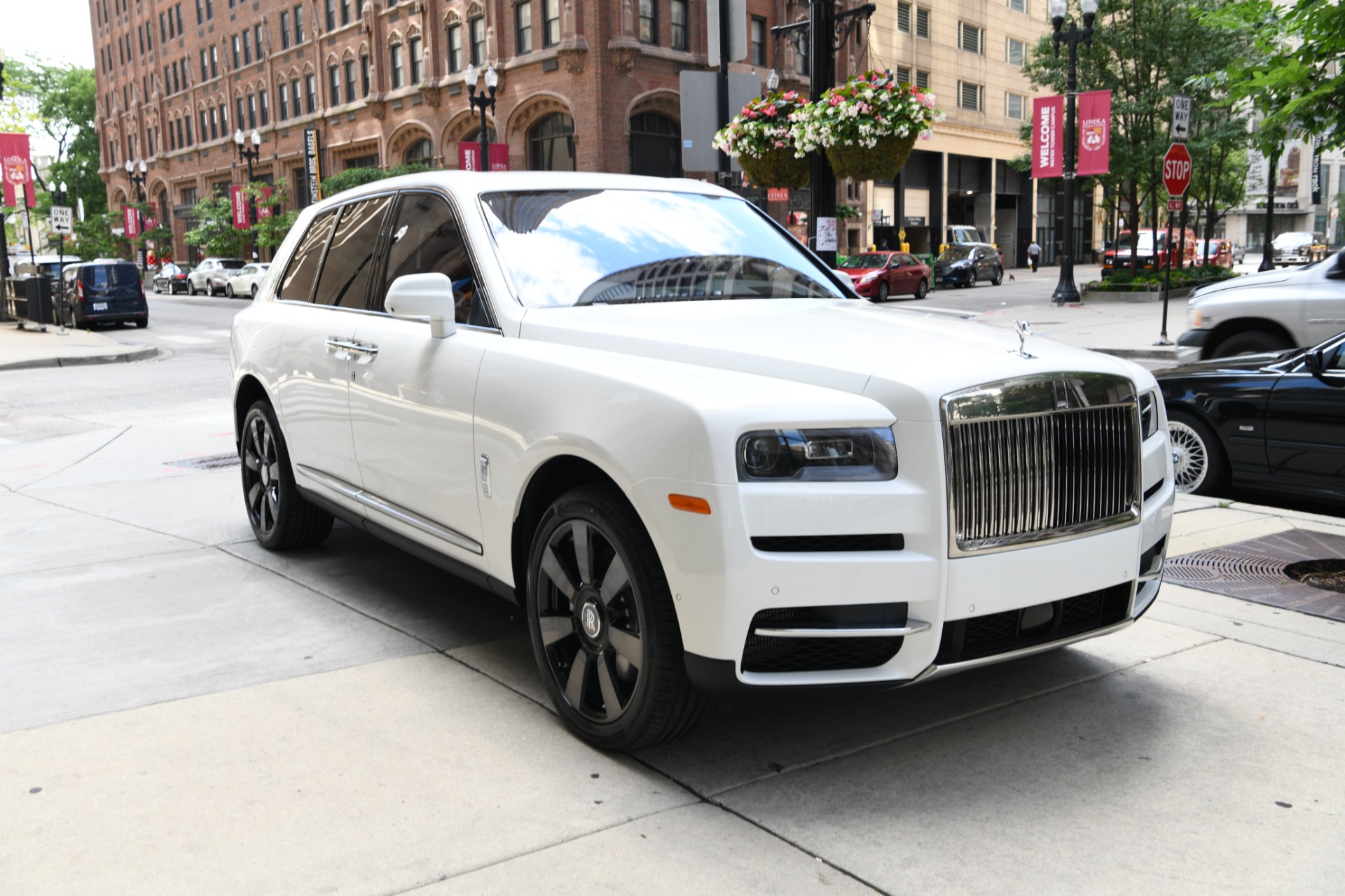 Ngắm nhìn RollsRoyce Cullinan phủ màu vàng Petra Gold sang trọng và đắt đỏ   Ôtô  Việt Giải Trí