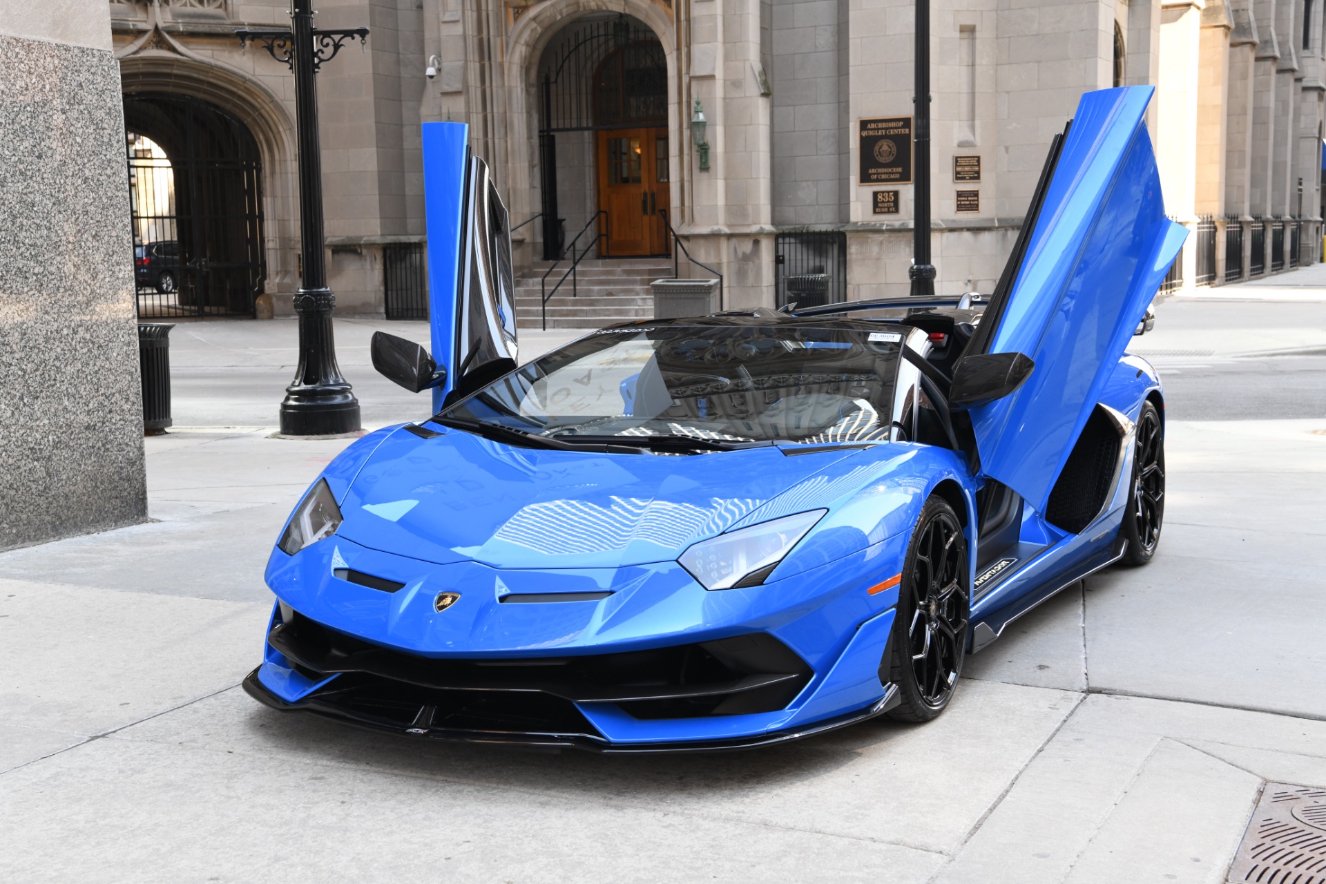 Lamborghini Aventador синяя с спойлером